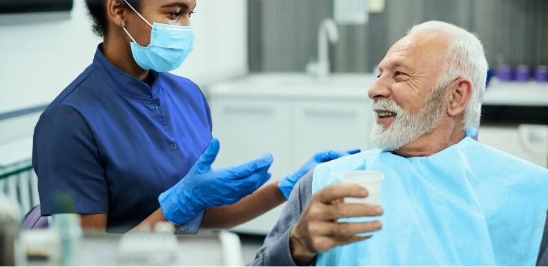 Dentiste discutant avec un patient
