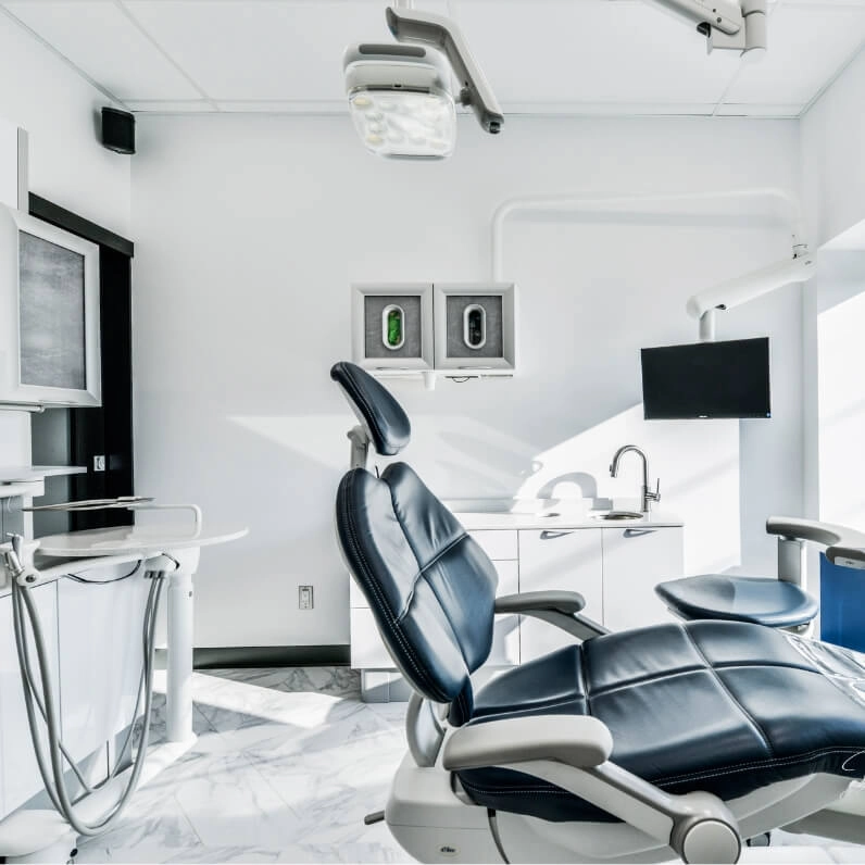 Photo d'une chaise de dentiste dans une salle lumineuse
